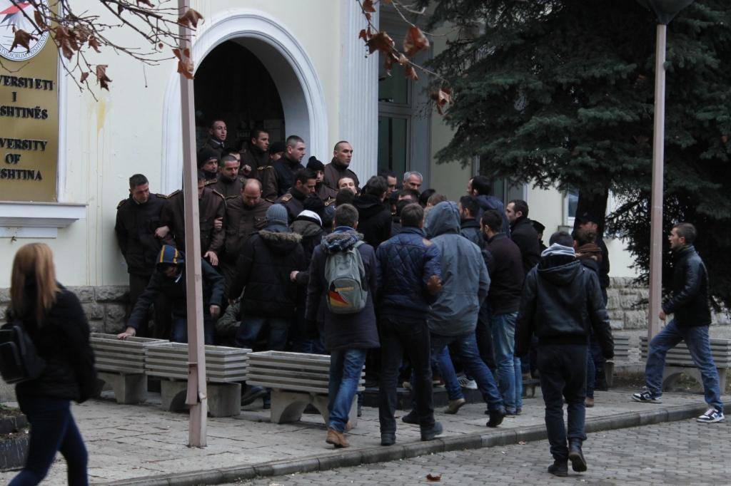 Studentët vazhdojnë protestën para Rektoratit