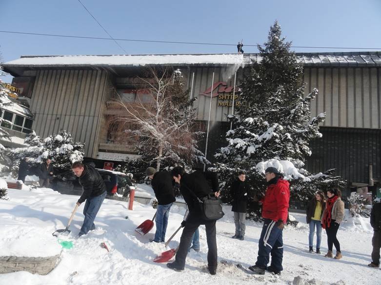 Partitë dhe shoqëria civile pjesë e pastrimit te borës