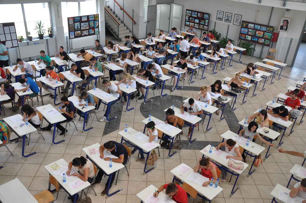 Nxënësve u ndalohen telefonat mobil gjatë testit të maturës  