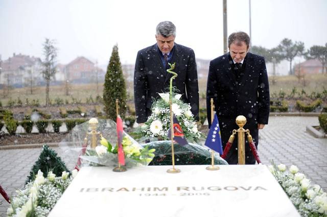 Kryeministri Thaçi homazhe para varrit të ish presidentit Rugova