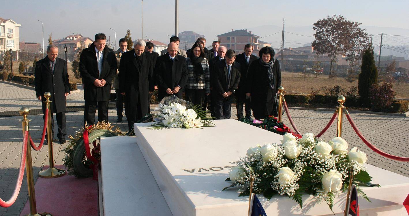 LDK nderon ish-presidentin Rugova me rastin e ditëlindjes 