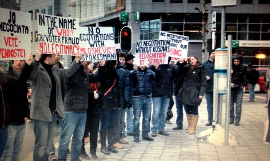 Vetëvendosje proteston në Bruksel kundër bisedimeve