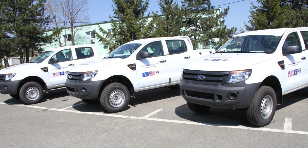 Ambasada e SHBA-ve dhuroi tri automjete për FSK-në