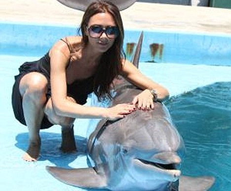 Victoria Beckham poston foto me delfinin