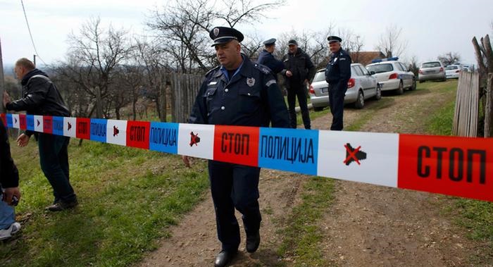 Serbi, vret me armë të birin, e më pas dhe 12 persona të tjerë