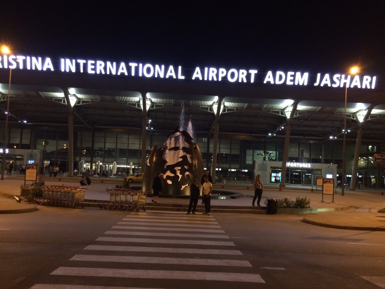 Aeroporti i Prishtinës arrinë rekord të ri, 242 mijë udhëtarë gjatë gushtit  