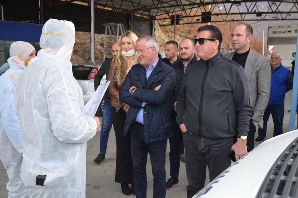 Kryetari Bahtiri viziton mjekët dhe policët në kufirin në Bërnjak