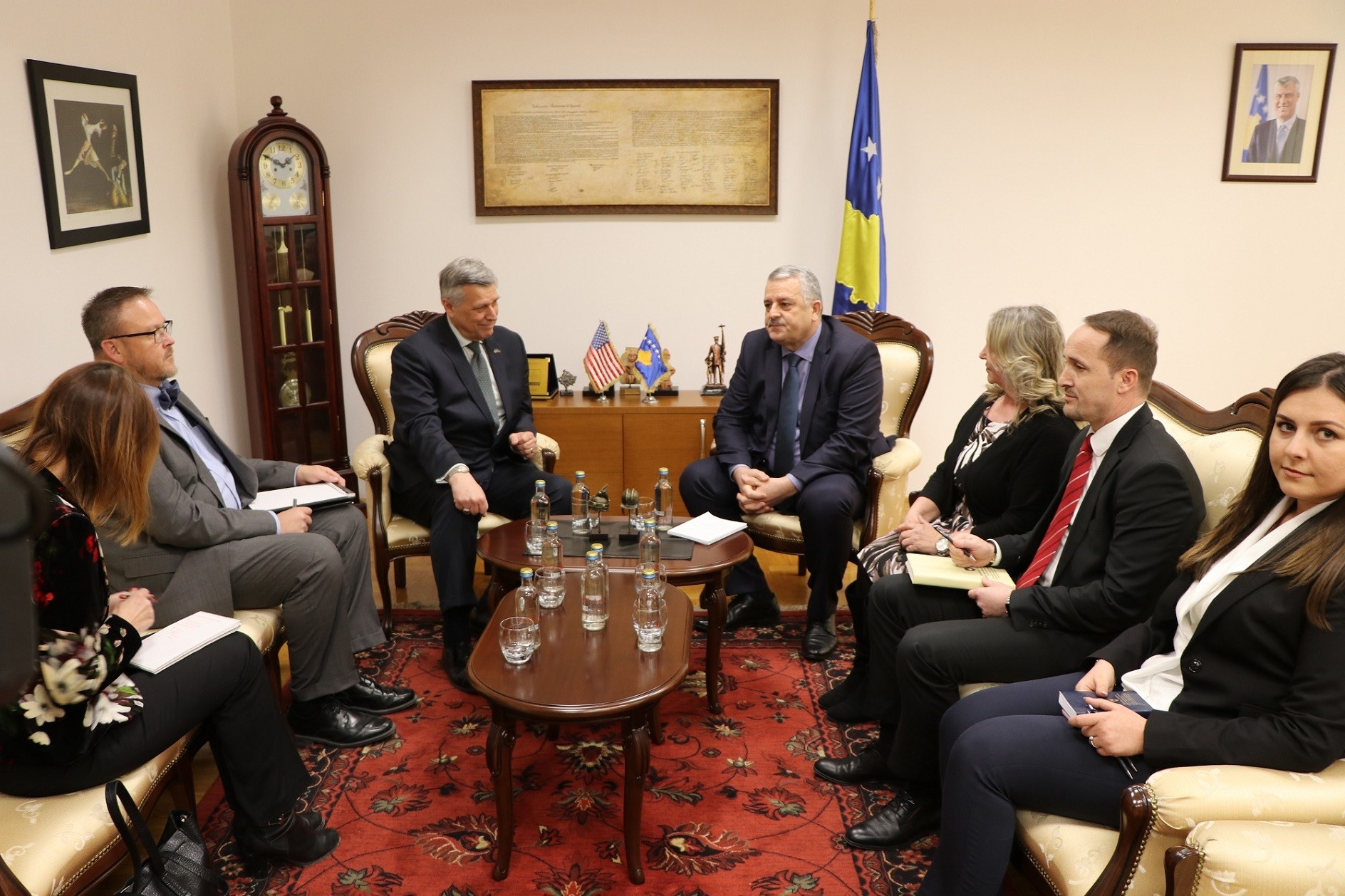 Ministri Veliu e njoftoi ambasadorin Kosnett për prioritetet e MPBAP