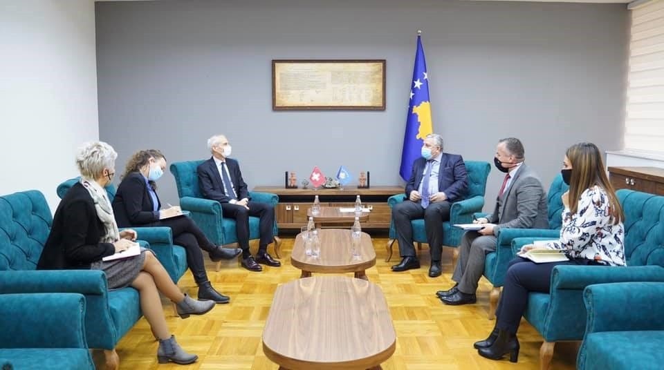 Ministri Veliu priti në takim njoftues Ambasadorin zviceran në Kosovë 