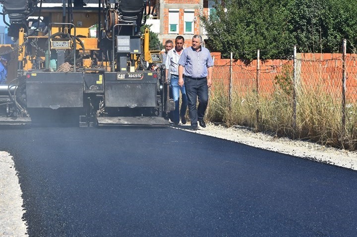 Asfaltohen 2.6 km rrugë në fshatin Shtedim