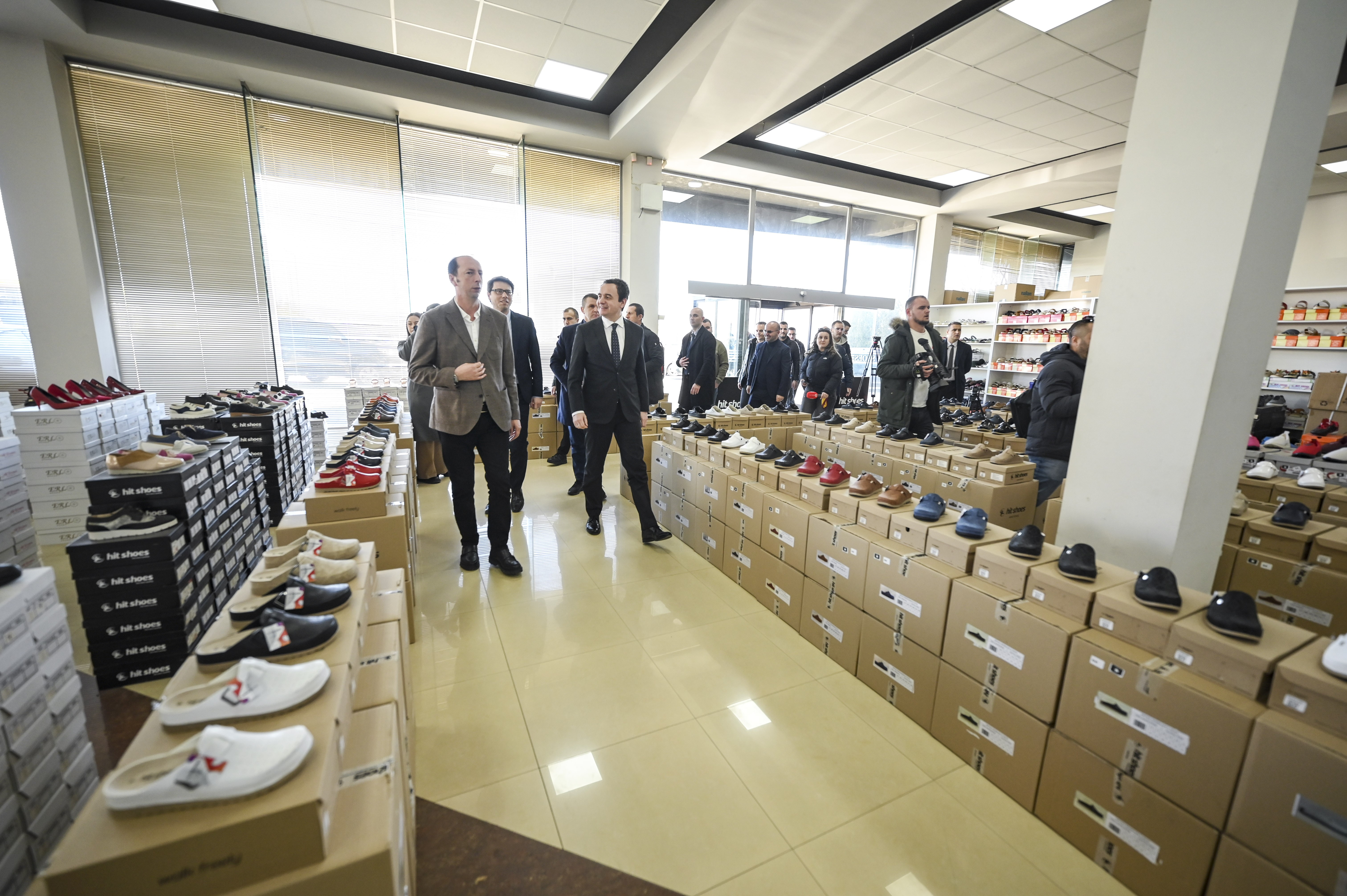 Kryeministri Kurti vizitoi fabrikën e këpucëve në Ferizaj
