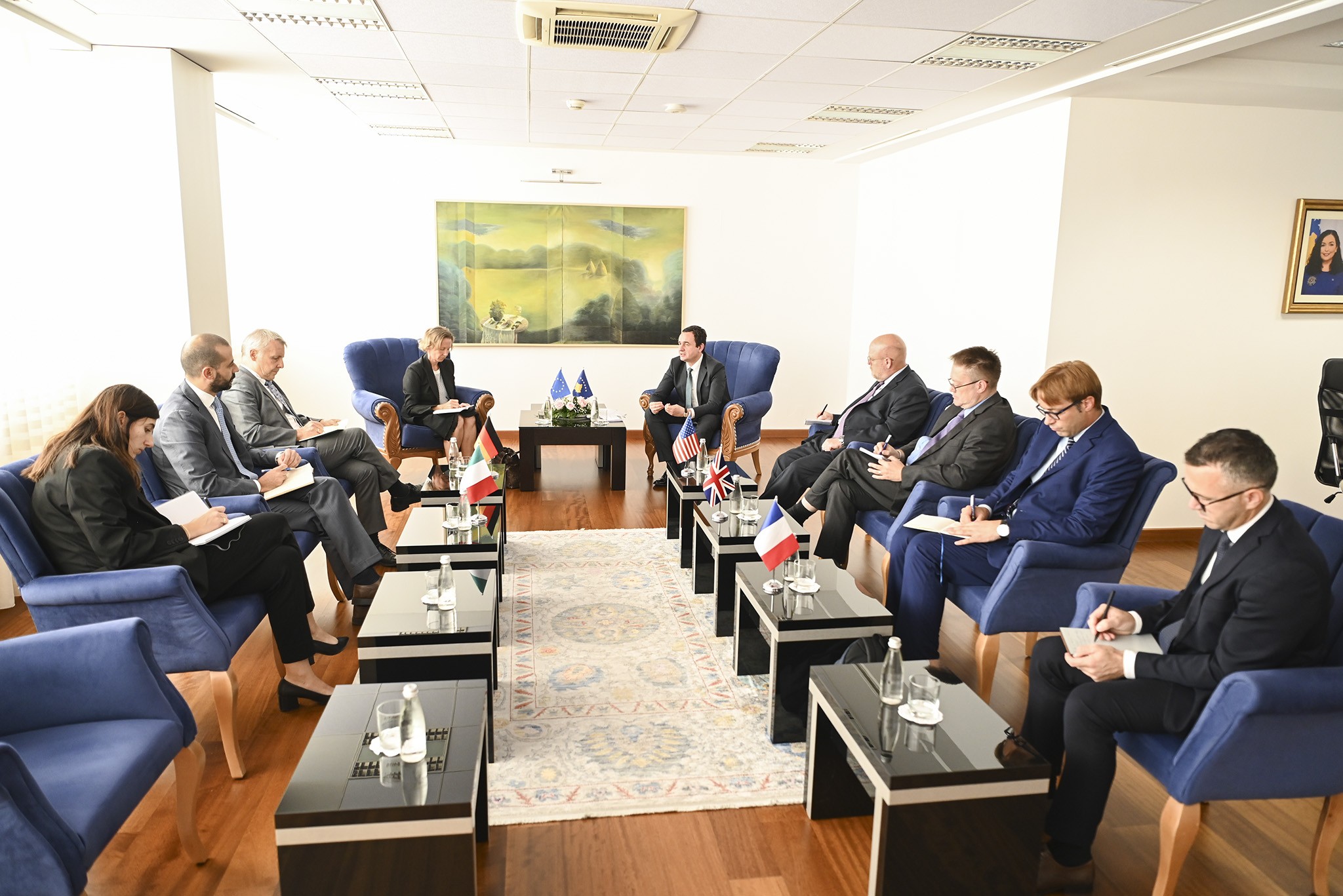  Kryeministri Kurti takoi ambasadorët e QUINT-it dhe Shefen e Zyrës së BE-së  