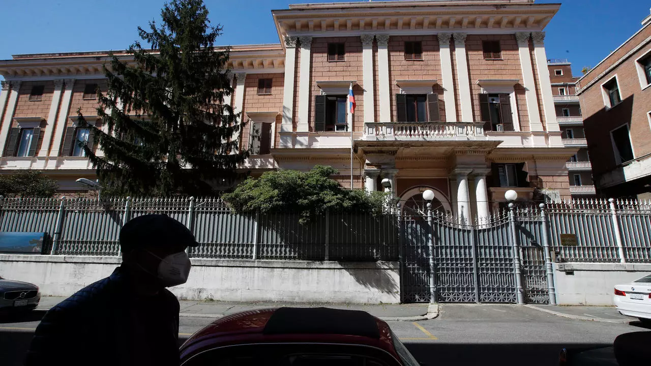  Italia dëbon dy diplomatë rusë, i akuzon për spiunazh