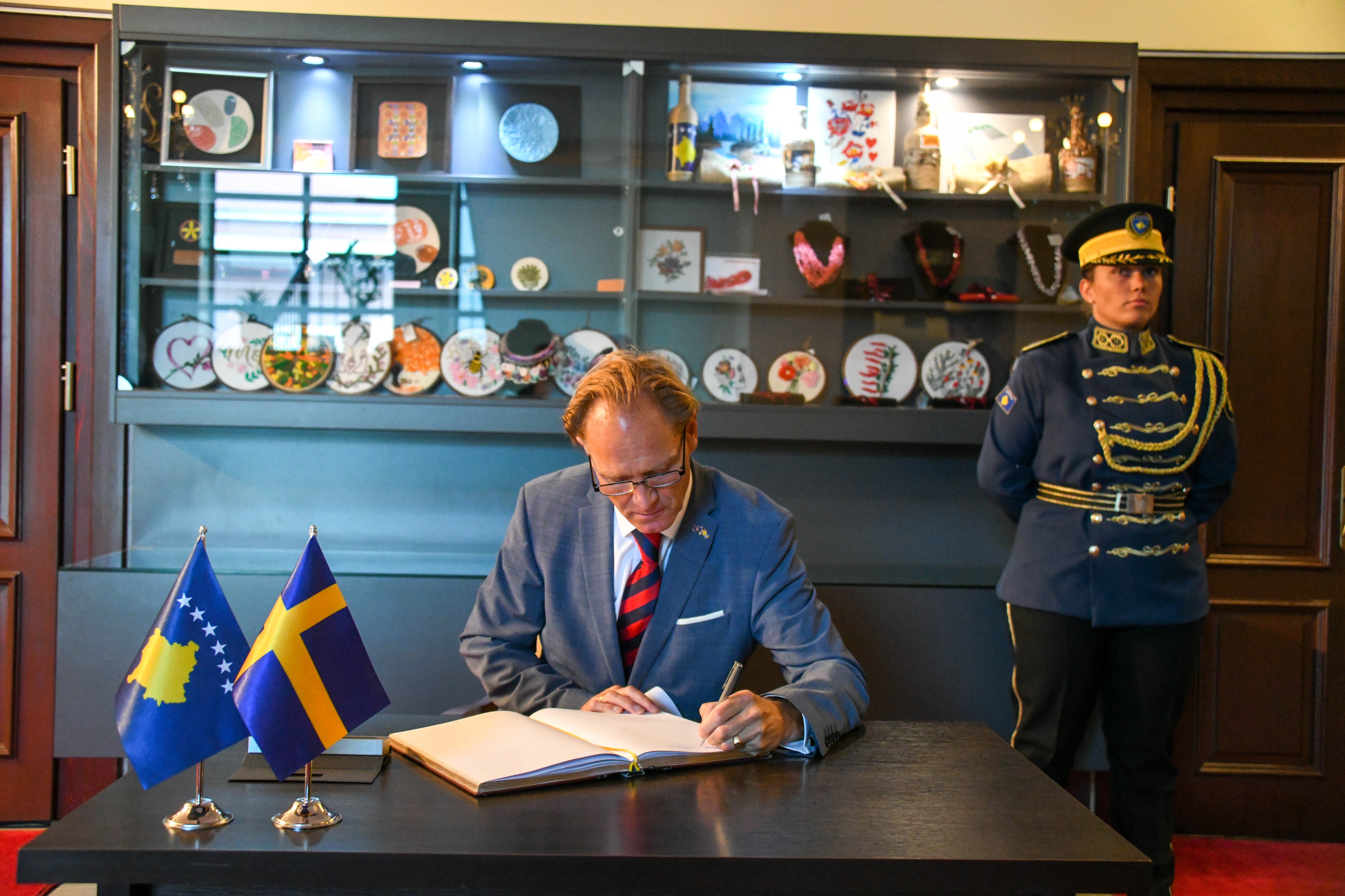 Presidentja Osmani pranoi letrat kredenciale nga ambasadori i Suedisë, Jonas Westerlund