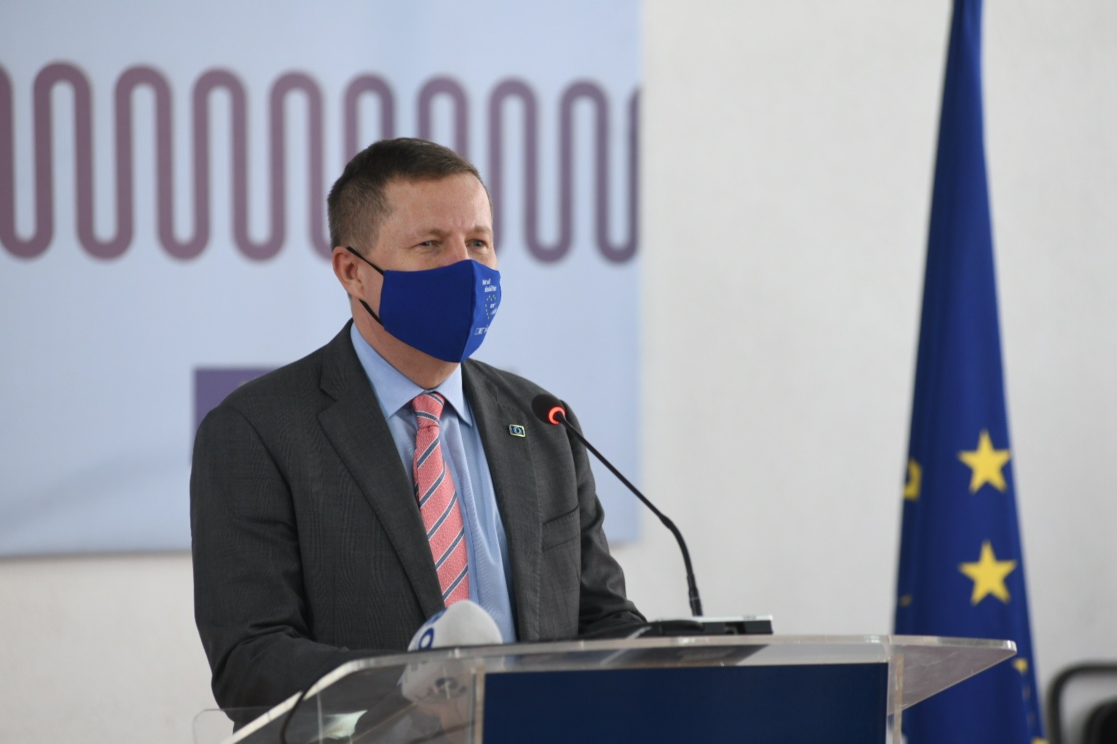 Ambasadori i BE-së Szunyog viziton projektet e financuara nga BE në Gjakovë 