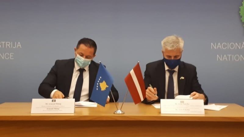 Nënshkruhet bashkëpunimi bilateral ushtarak në mes Kosovës dhe Letonisë