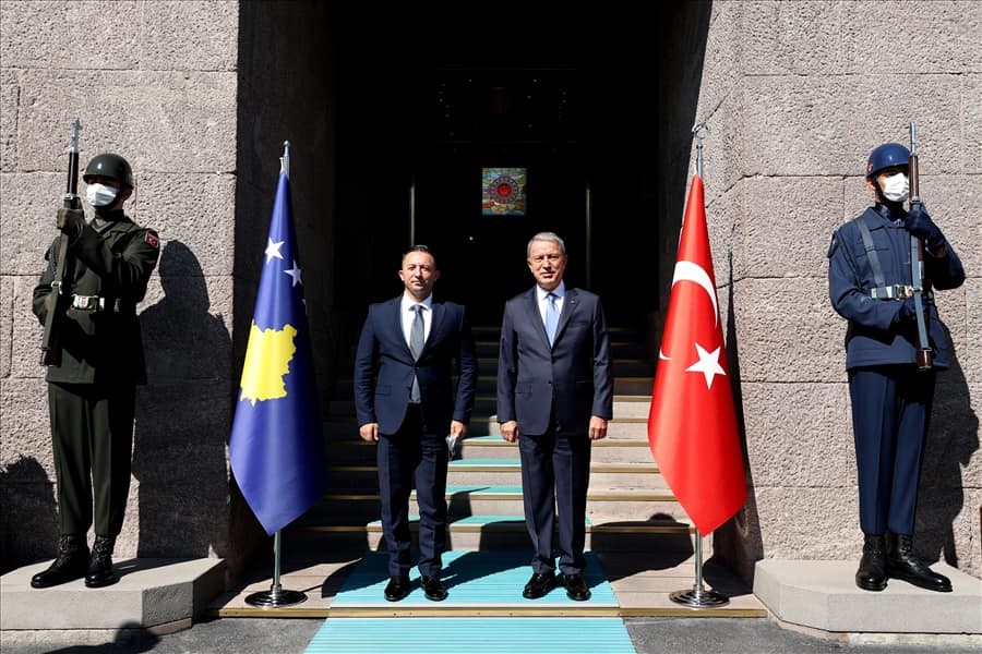 Ministri Mehaj u prit në takim nga ministri i Mbrojtjes të Turqisë, Hulusi Akar