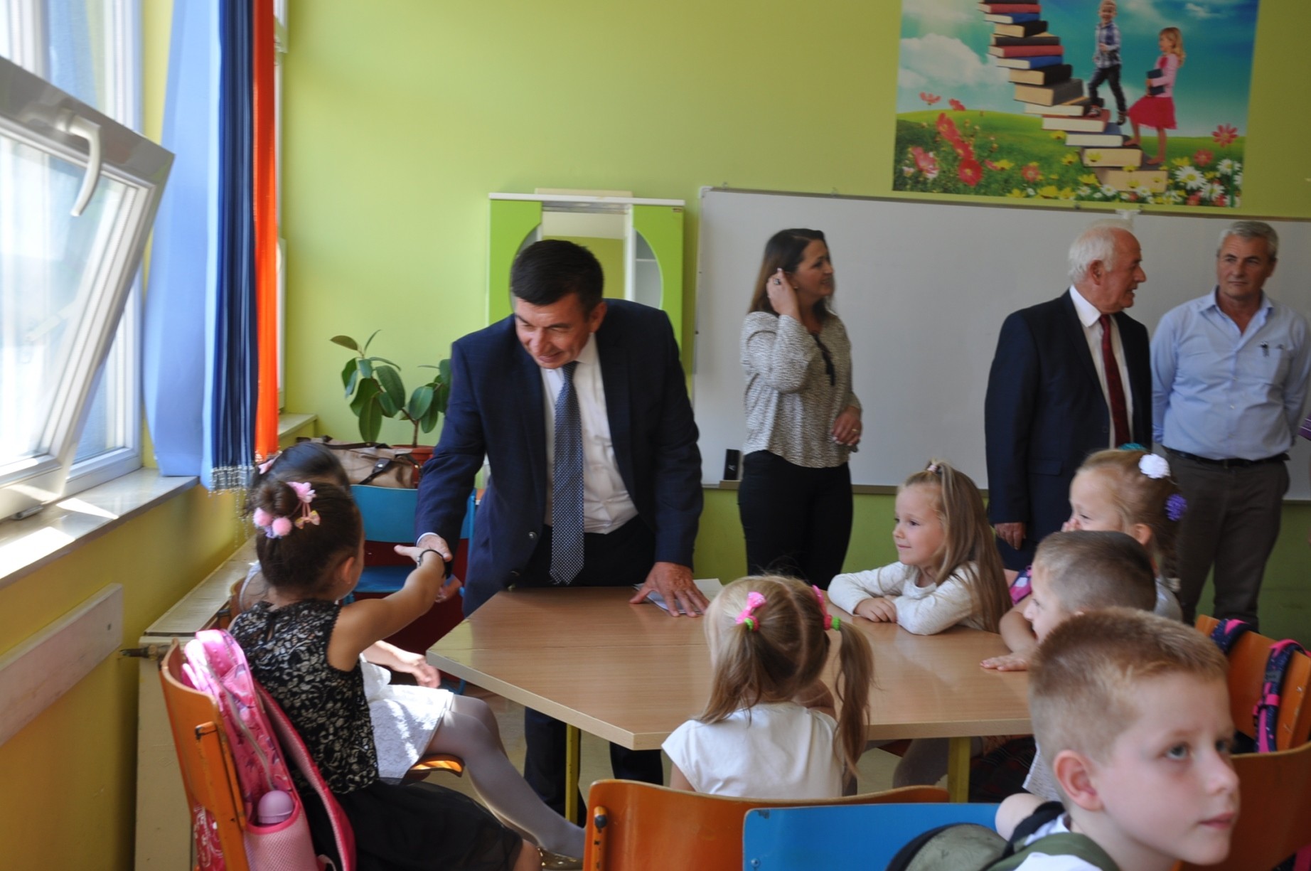 Ministri Bajrami shpërndau Abetaren dhe përuroi një shkollë të re  
