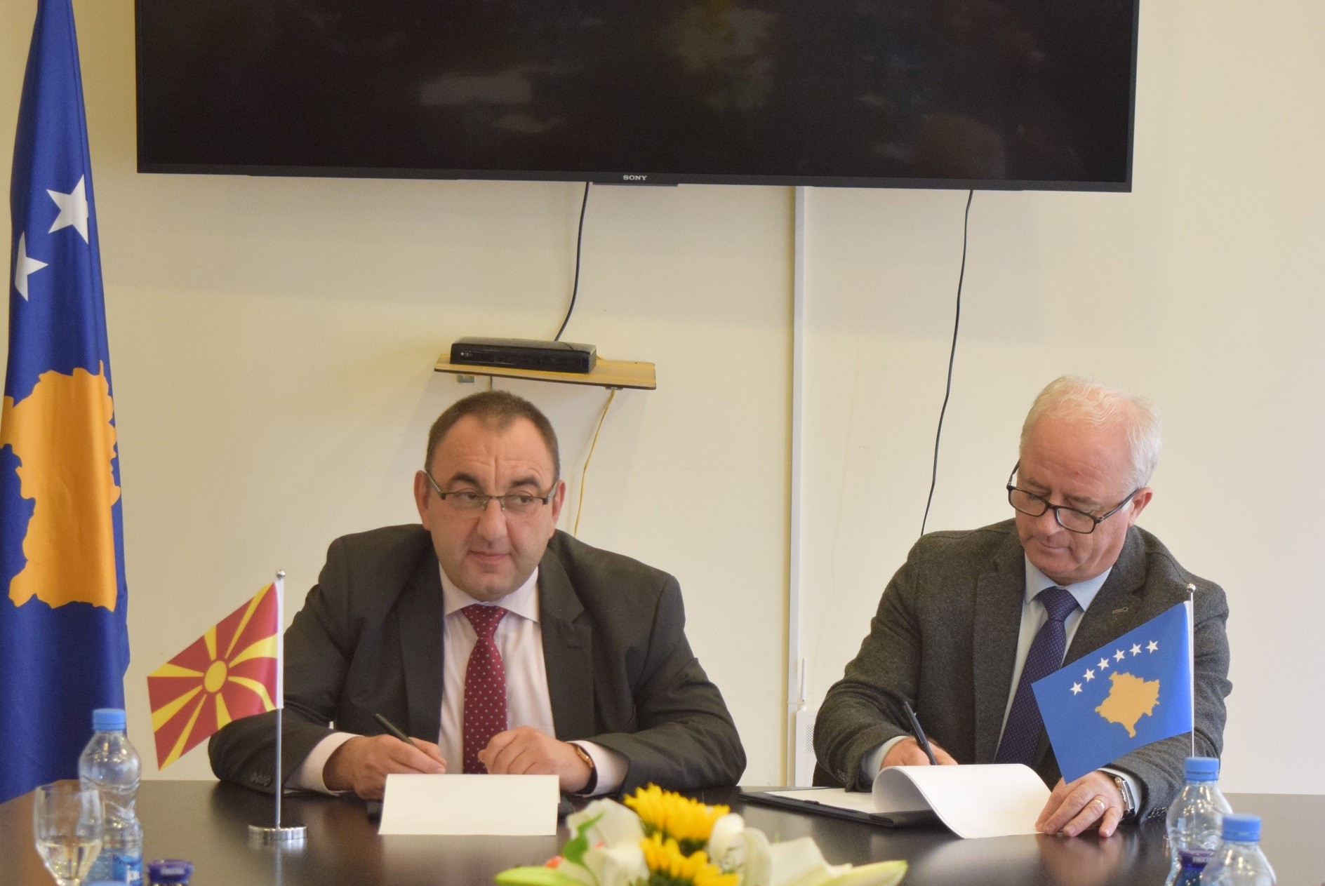 ZRRE nënshkruan marrëveshje me Komisionin Rregullativ të Energjisë të Maqedonisë 