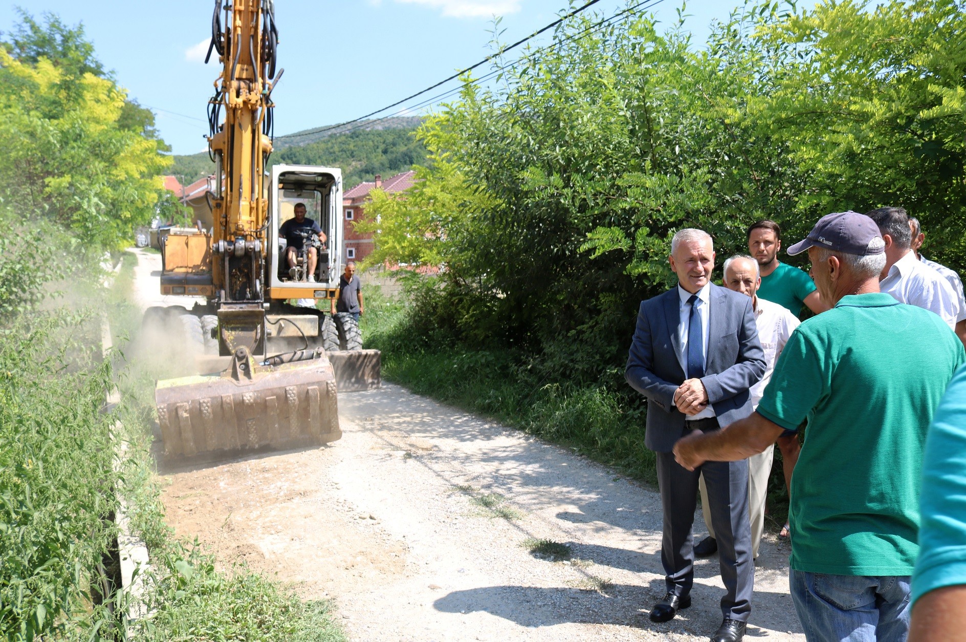 Në Gremnik të Klinës fillojnë punimet për asfaltimin e rrugëve të lagjeve 