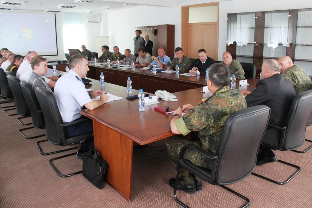Ministri Çeku priti atashetë ushtarak të akredituar në Kosovë