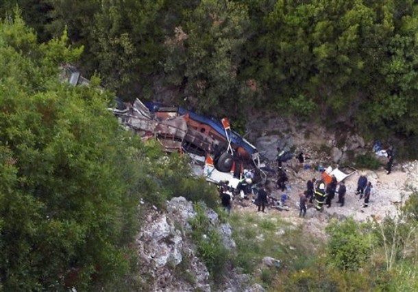 Shqipëri, bie në humnerë autobusi, 11 viktima 