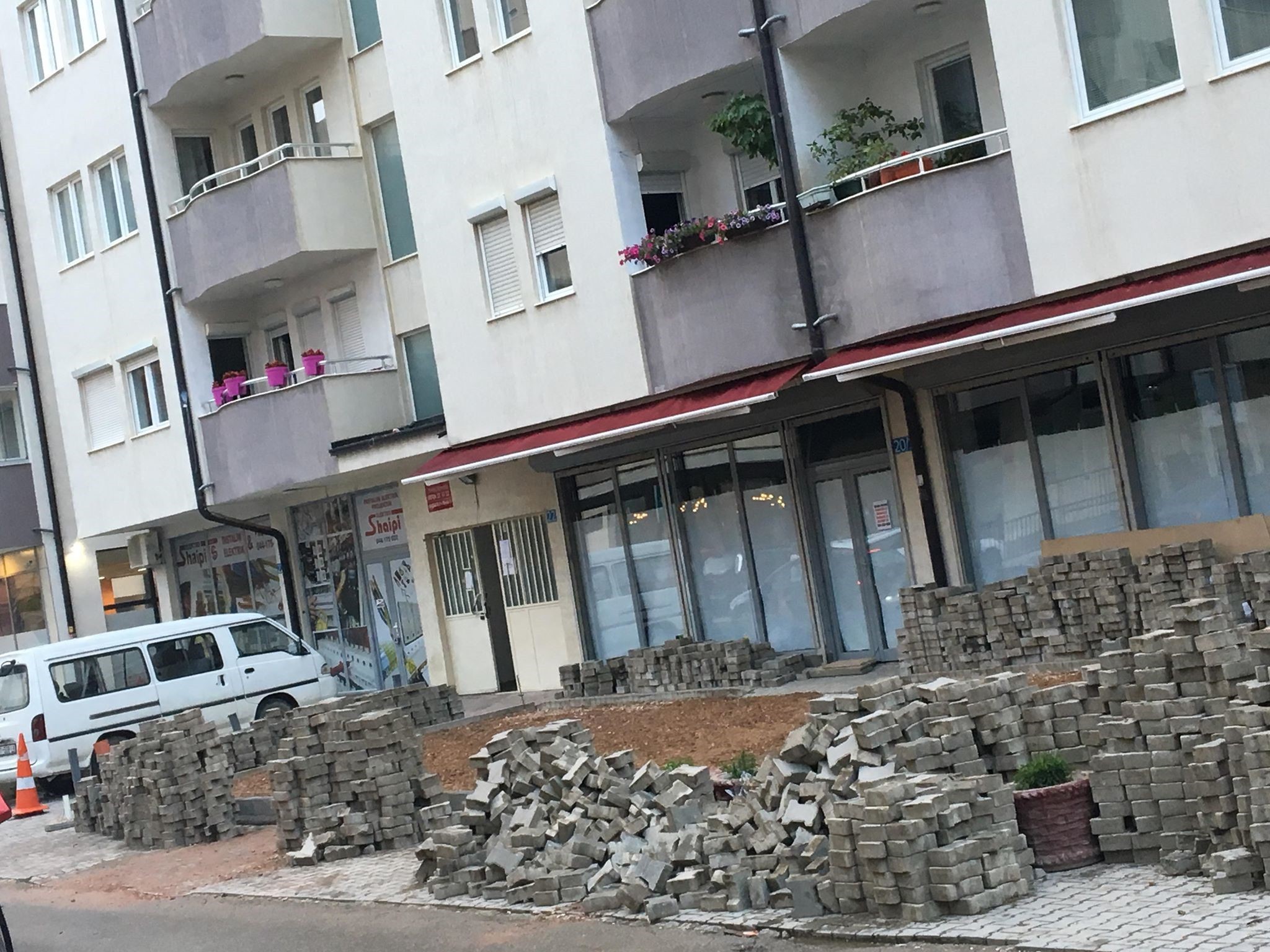 Uzurpatorët barrikadojnë hyrjet për më shumë se 60 familje