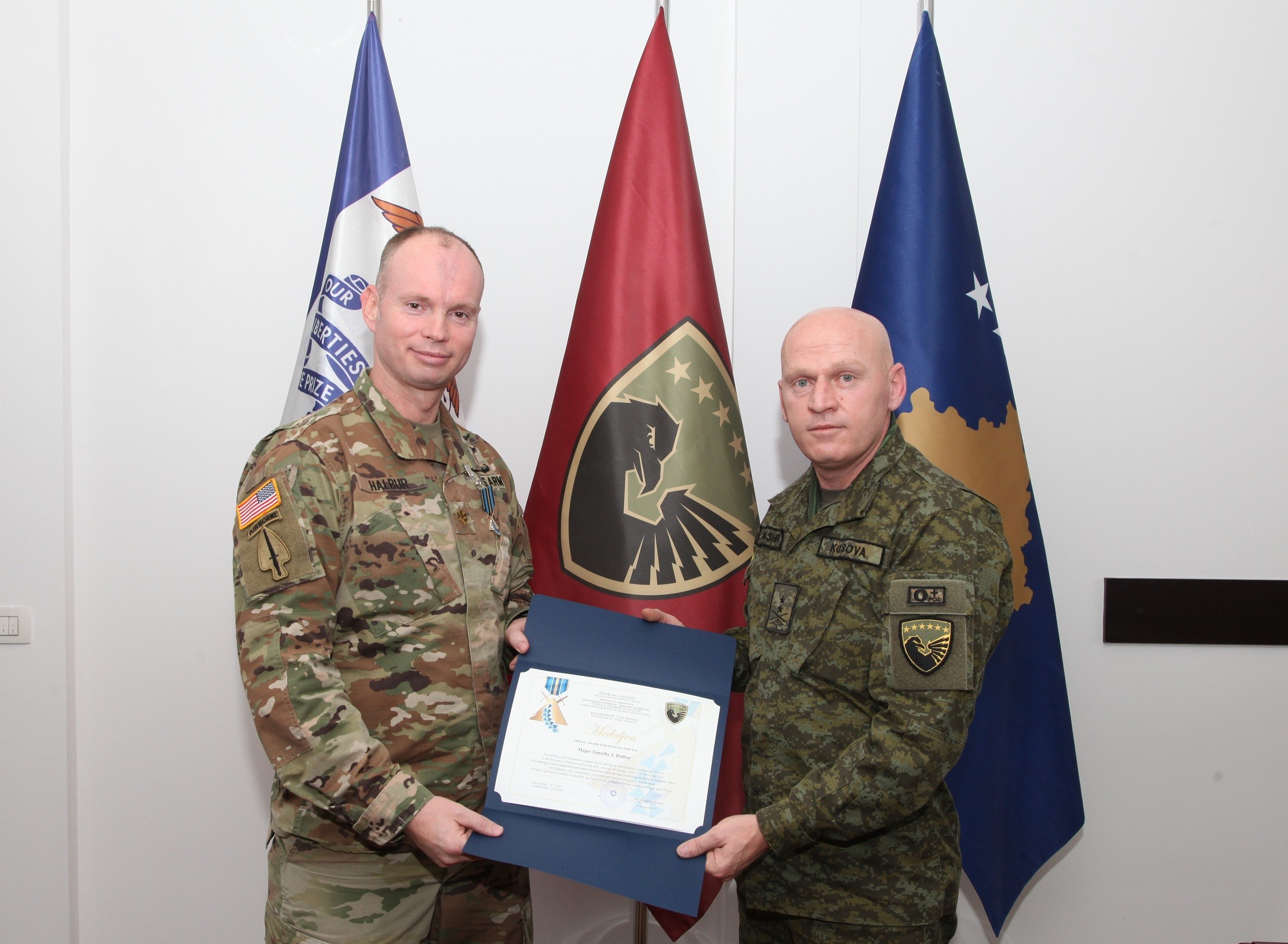 Gjeneral Jashari e dekoroi me medalje majorin amerikan, Timothy J. Halbur