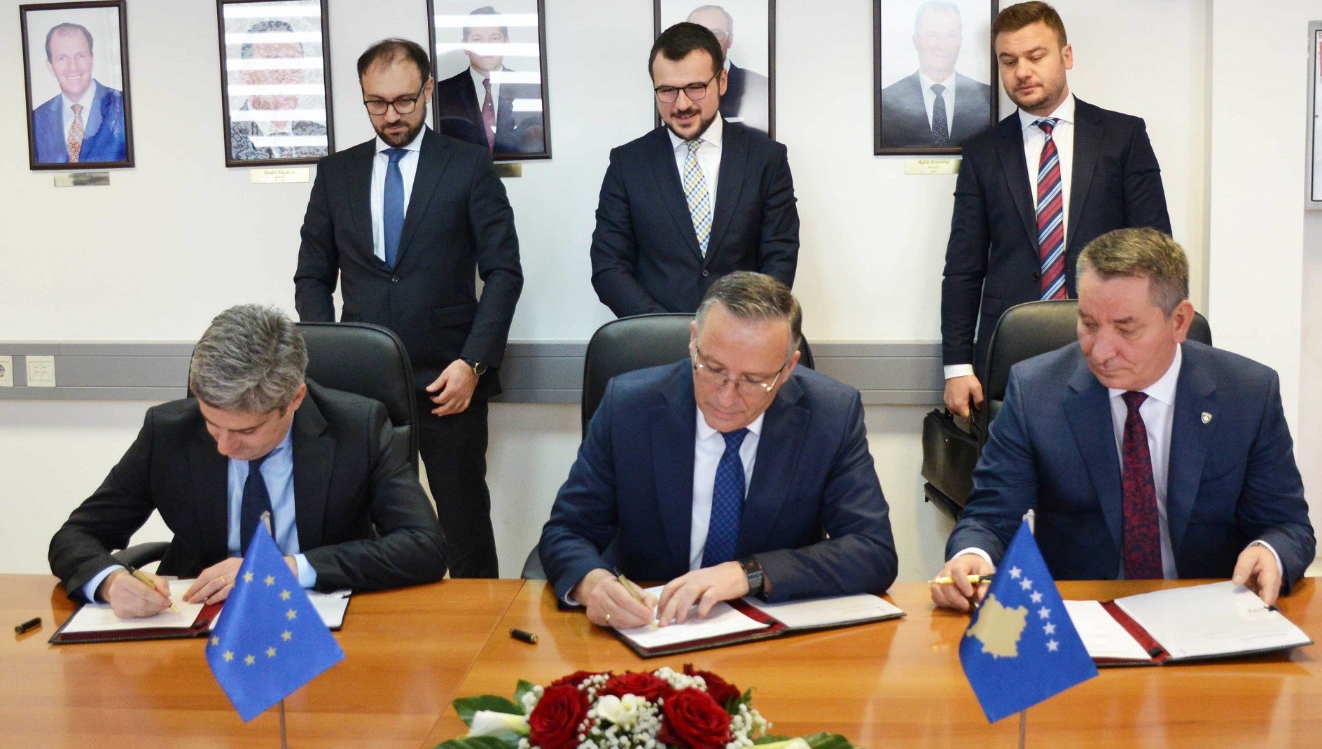 MF nënshkruan grant për rrugën Kijevë-Zahaq me Bankën Evropiane për Investime   
