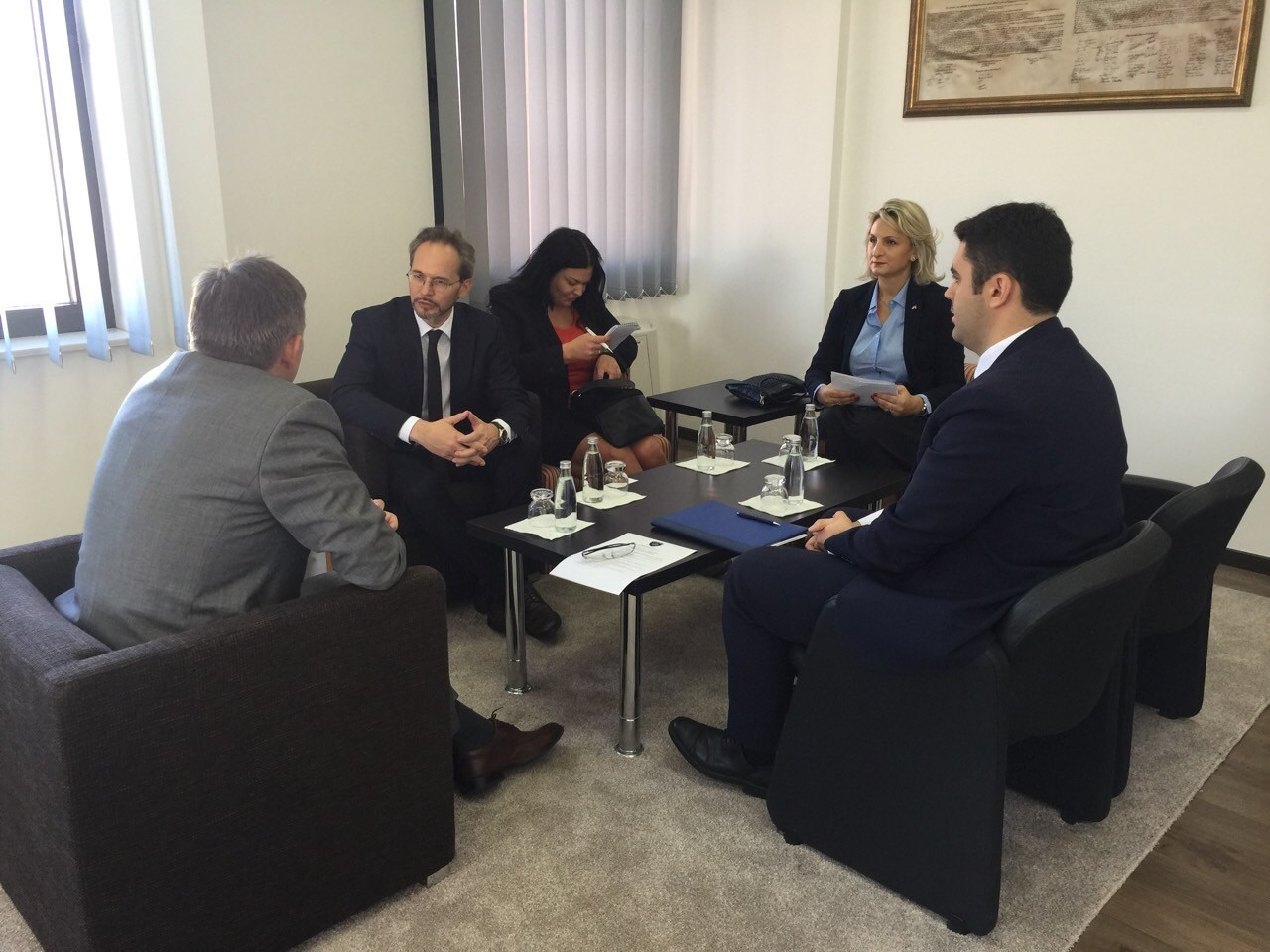 Ministri Beqaj takoi ambasadorin e Austrisë në Kosovë, Gernot Pfandler