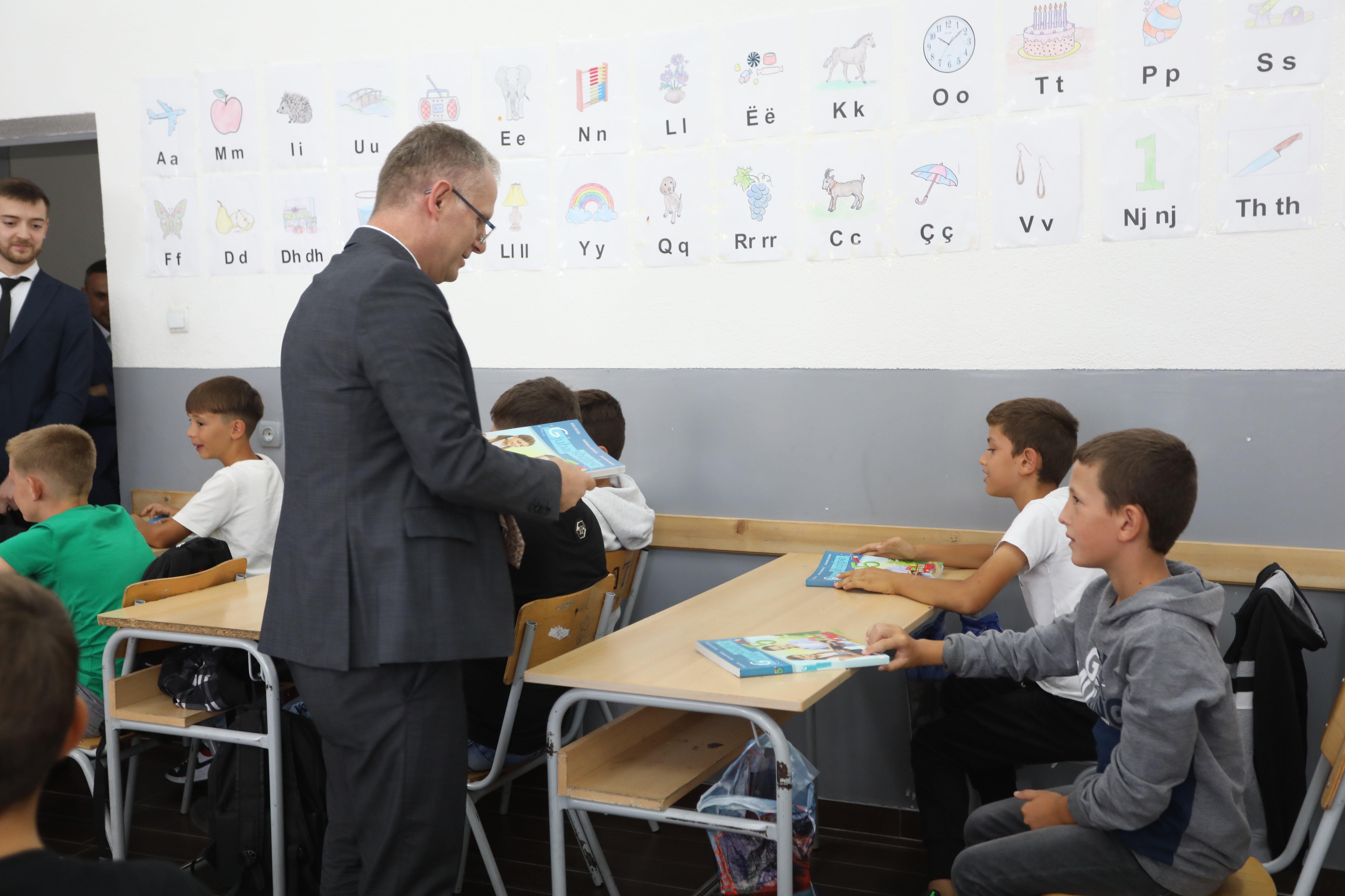 Shpërndahen tekstet mësimore në gjuhën shqipe për nxënësit e Luginës se Preshevës