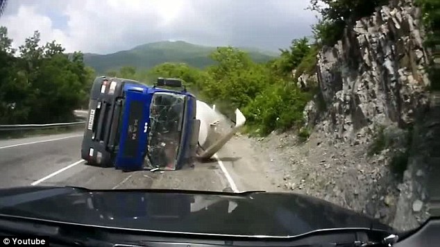 Kukës, bie në greminë kamioni, vdes shoferi
