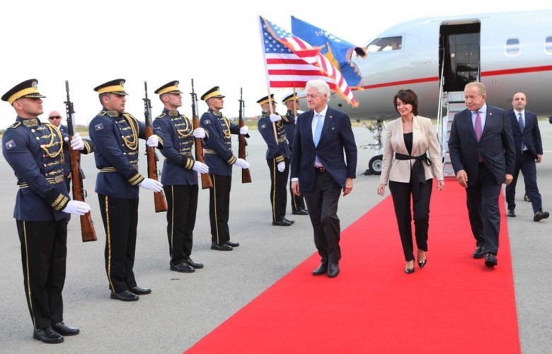 Clinton arrin në Kosovë