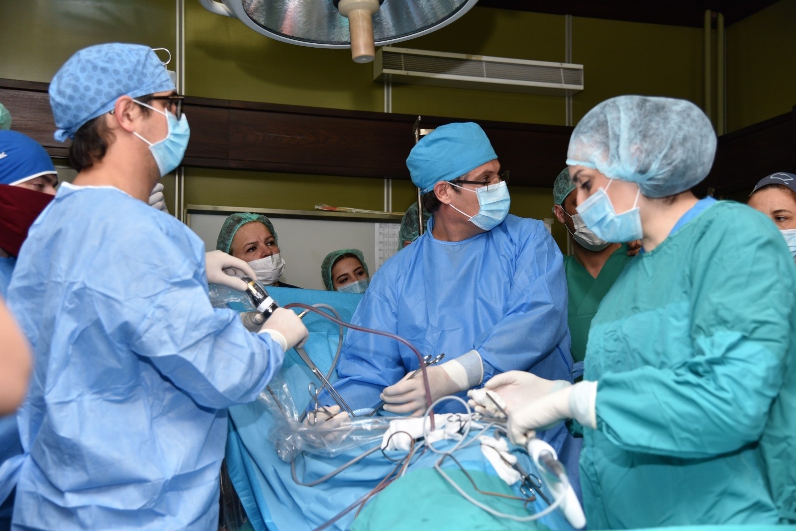 Kirurgu i njohur botëror, dr. Diego Gonzales Rivas operon pacientë në QKUK