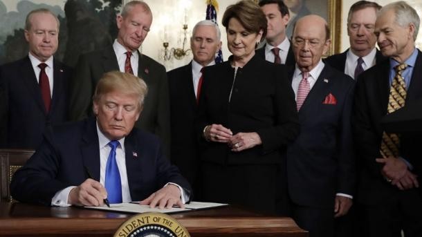Trump nënshkruan urdhërin ekzekutiv për uljen e çmimit të barnave në SHBA 