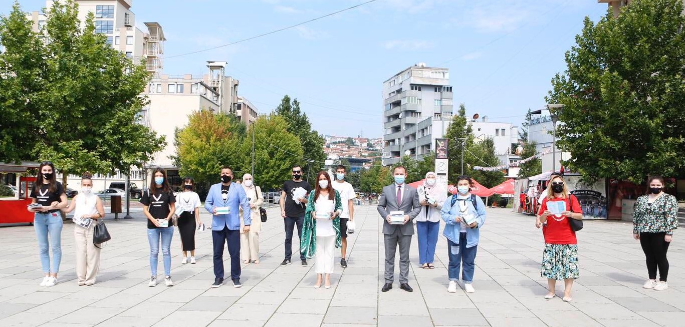 Dumoshi dhe Zemaj shpërndanë maska përgjatë sheshit të Prishtinës