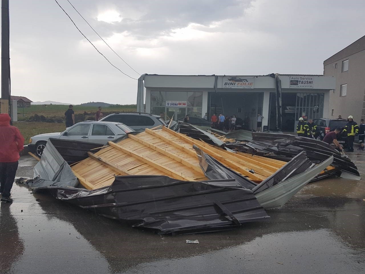 Erërat e forta dëmtojnë pullazet e tri shtëpive në Gjilan