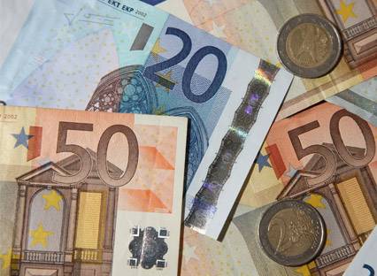 Euro, rënie drastike ndaj dollarit, rekord negativ