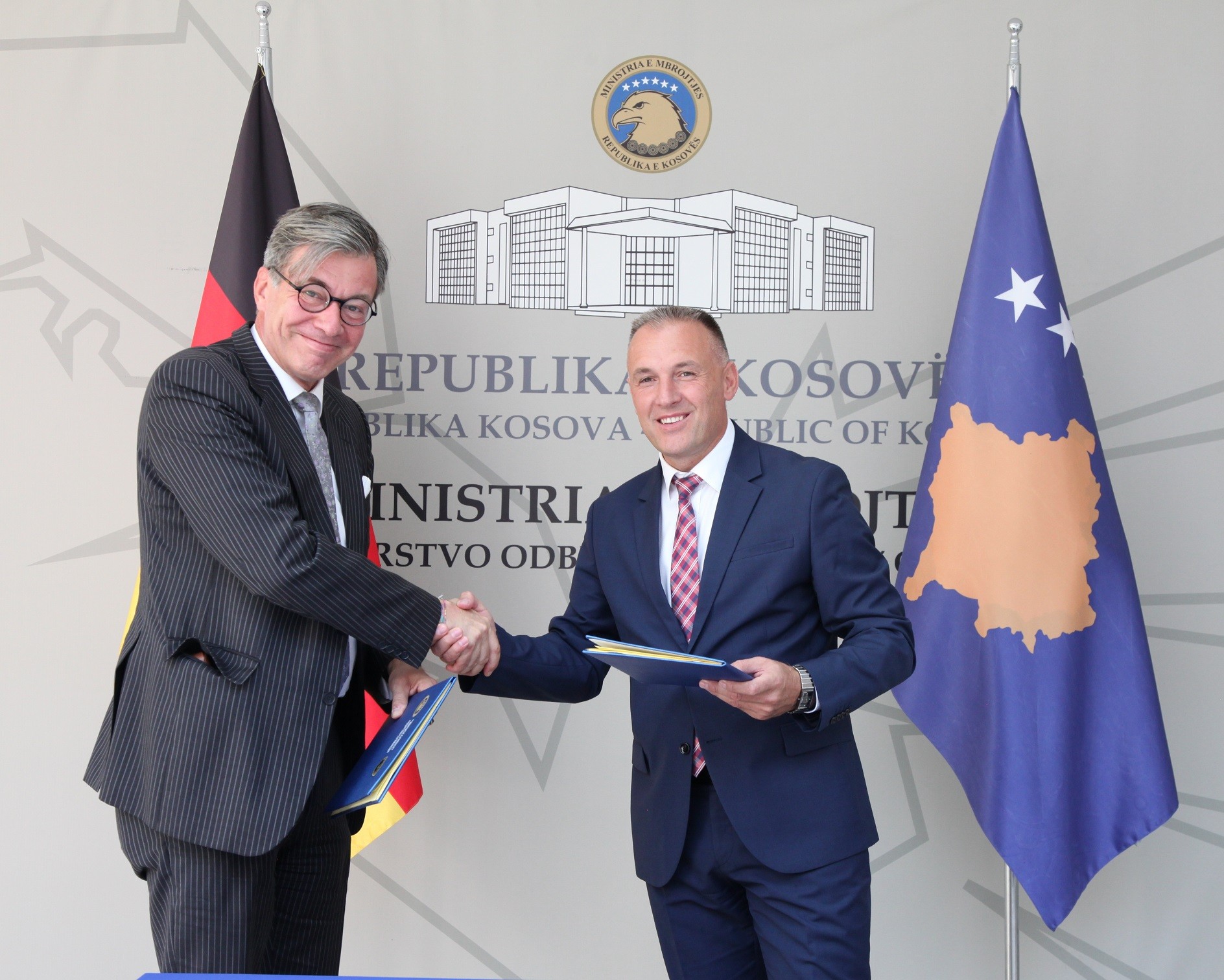 Gjermania dhuroi 500 mijë euro grant për Ministrinë e Mbrojtjes të Kosovës