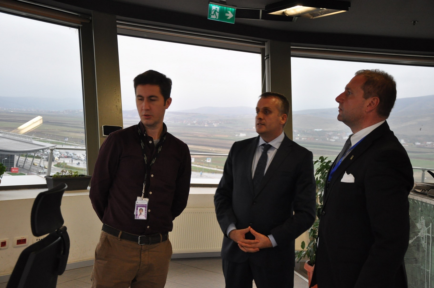 Ministri Sefaj njoftohet me projektet e zhvillimit të Aeroportit të Prishtinës