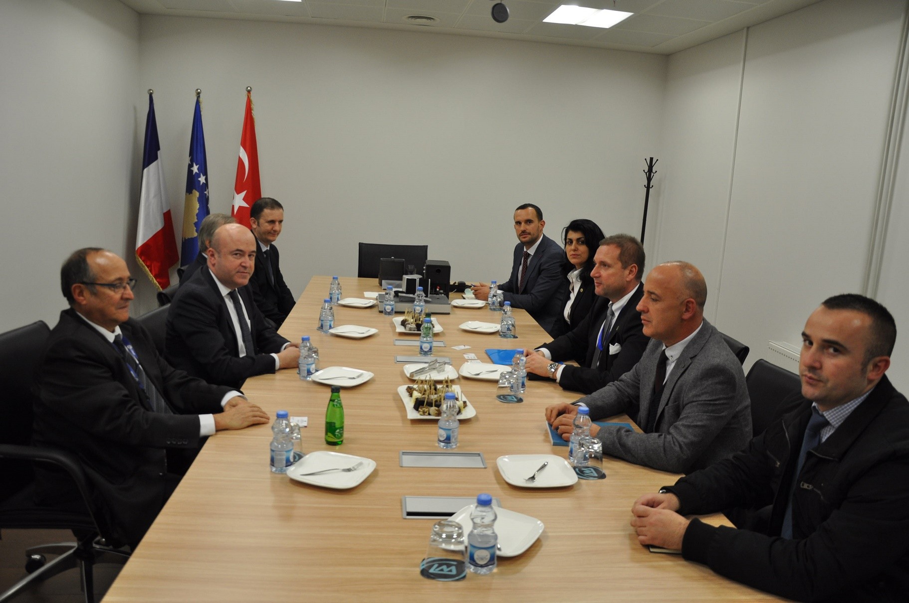 Ministri Sefaj njoftohet me projektet e zhvillimit të Aeroportit të Prishtinës