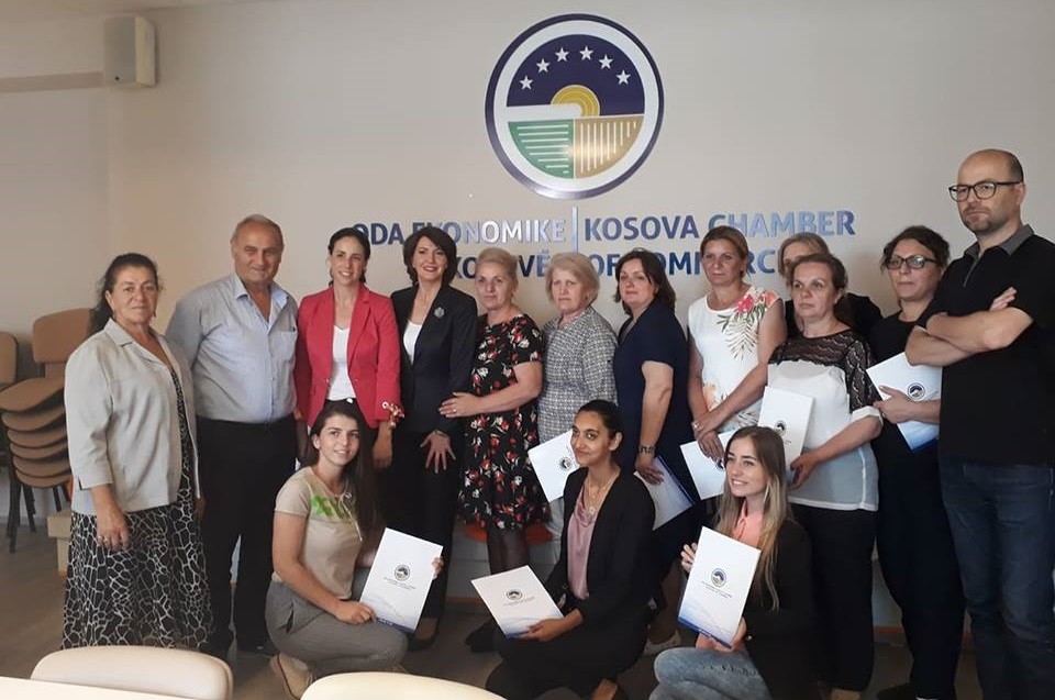 Fondacioni Jahjaga ndan certifikata për 10 gra nga Gjakova e Drenasi