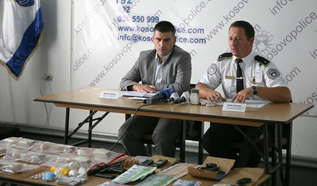 Policia godet grupin kriminal për posedim të substancave narkotike 