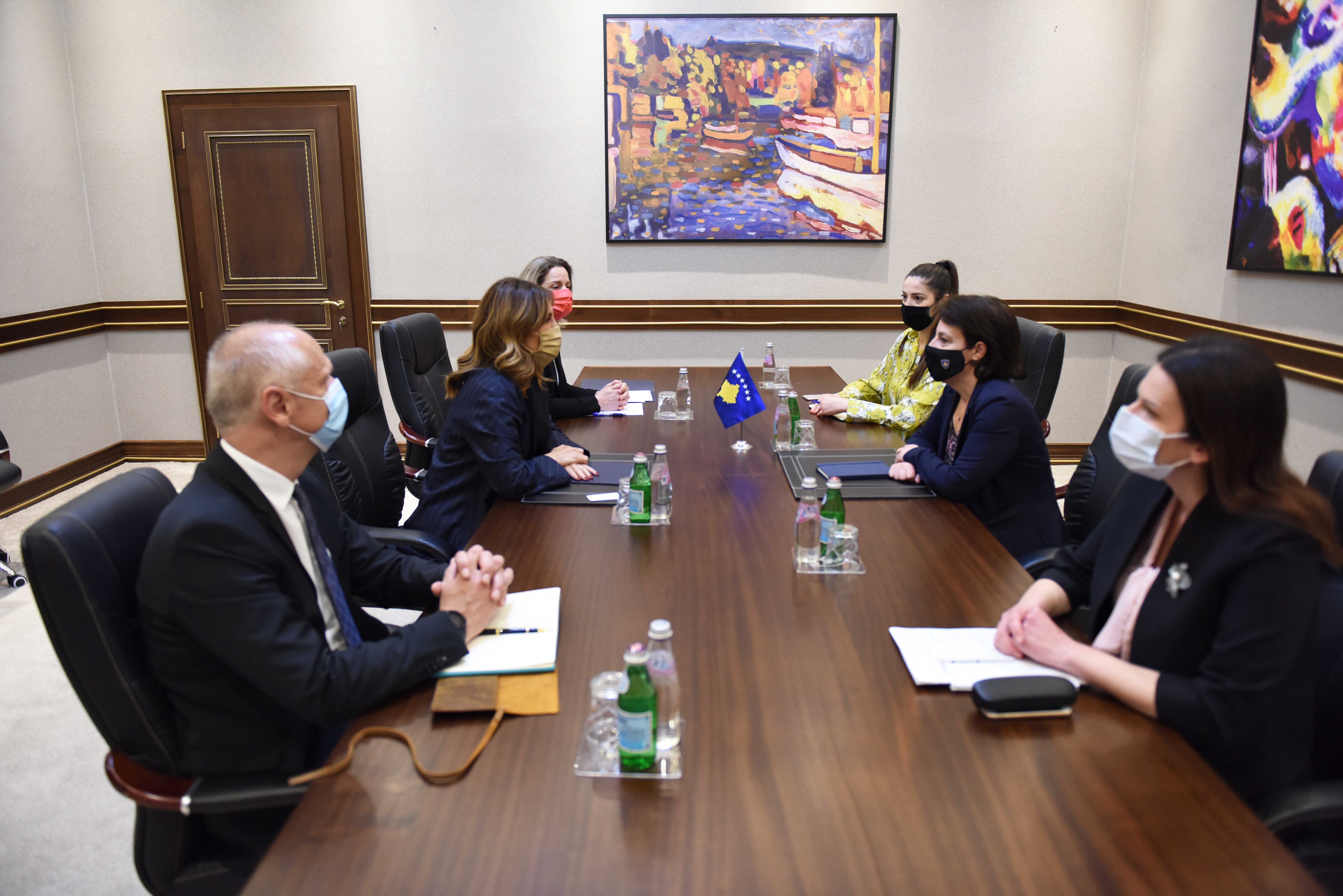 Ministrja Gërvalla pret në takim përfaqësuesit e KBR- së 