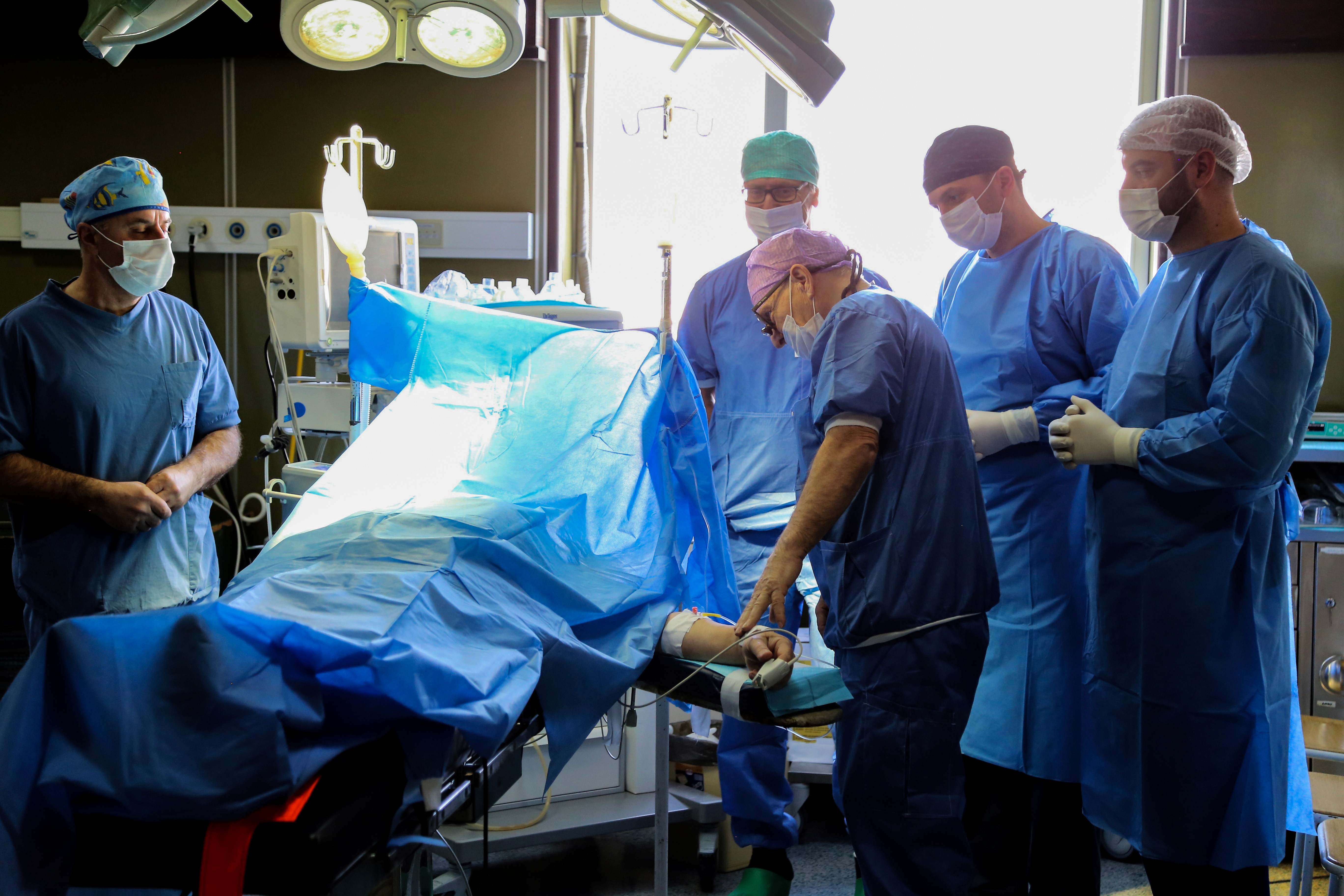 Mjekët nga Suedia kryejnë operacione në QKUK