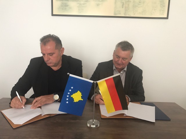 OEK dhe FES nënshkruajn marrëveshje bashkëpunimi