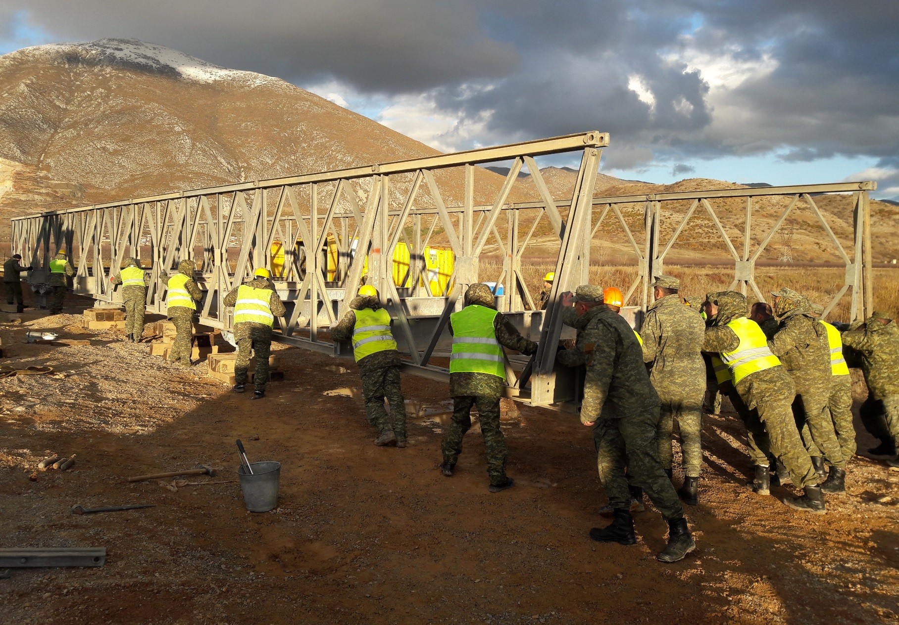 Xhenierët e FSK-së montojnë urën metalike 'Mabey Johnson' në Shqipëri