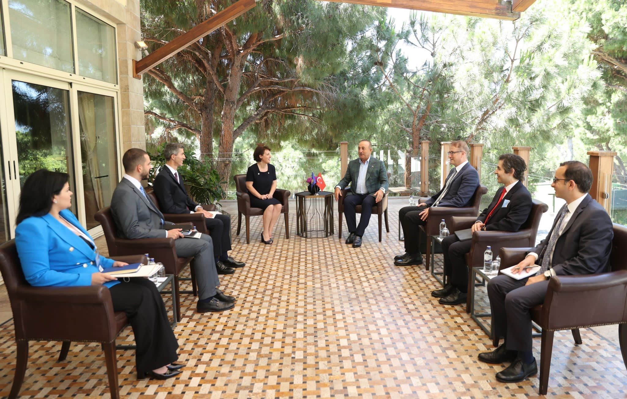 Ministrja Gërvalla pritet në takim nga homologu i saj turk Çavuşoğlu