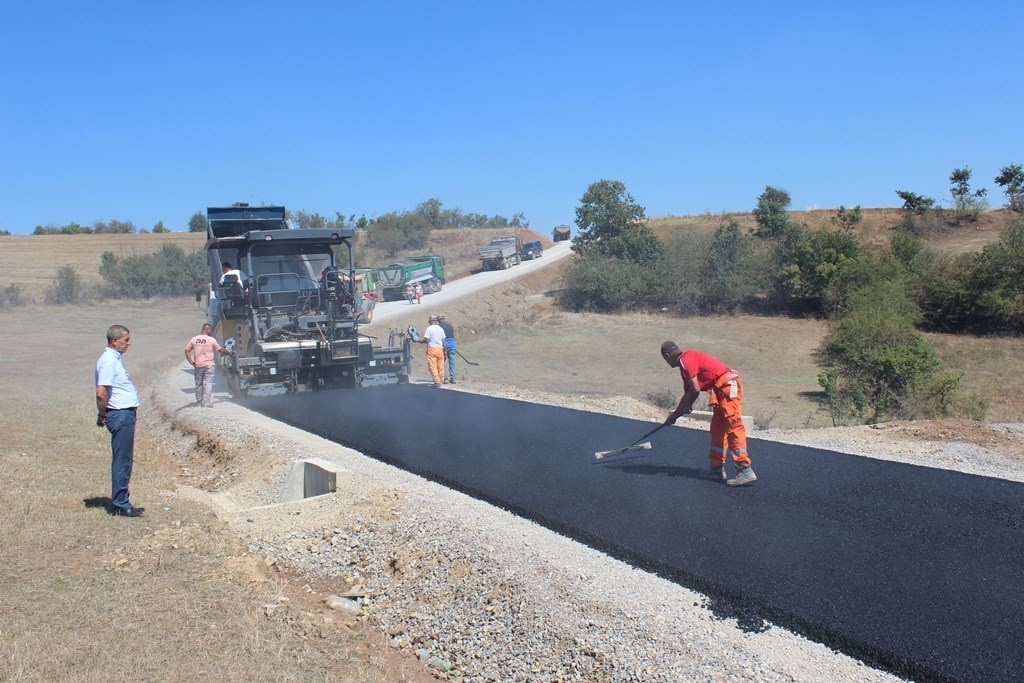Gjilani asfalton rrugën tre kilometërshe Gumnishtë-Livoç i Epërm