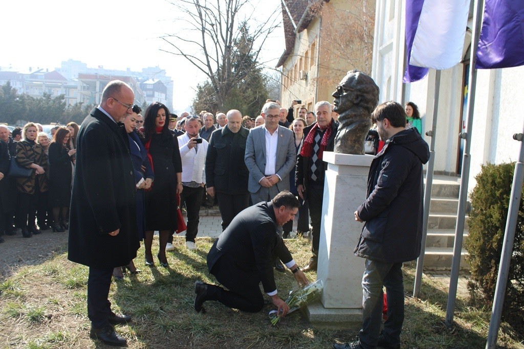 Gjilani përuron bustin i ish-presidentit, Ibrahim Rugova